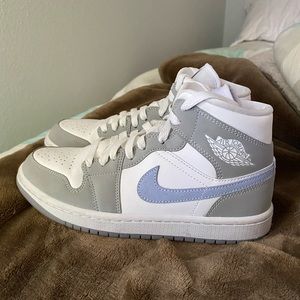 women’s air jordan 1 mid wolf grey aluminum size us 6.5 women’s.